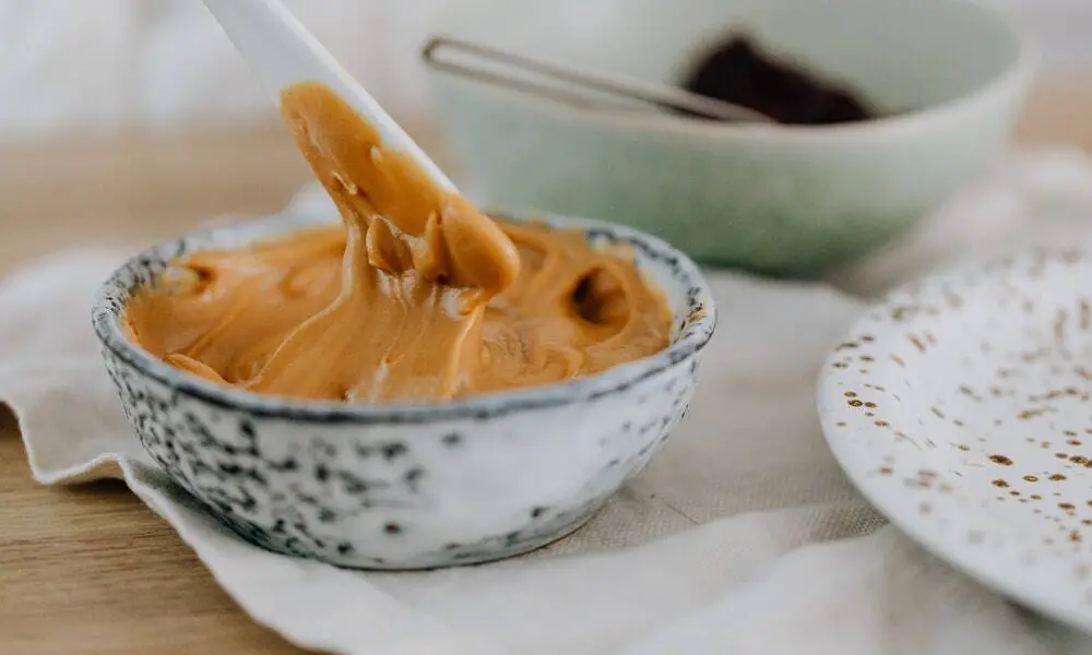Rinsing with mouthwash after consuming peanut butter can help keep your breath fresh.