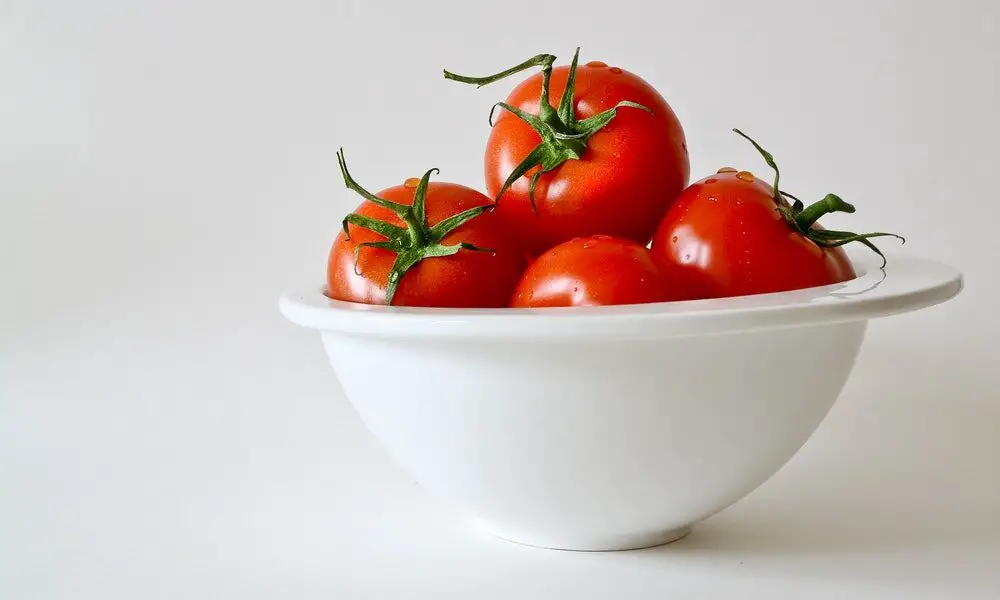 Tomatoes are acidic in nature and this is just what odour-producing bacteria need to thrive.